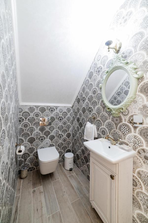 Vip Apartment On Duhnovicha Street .Free Parking. Ужгород Экстерьер фото